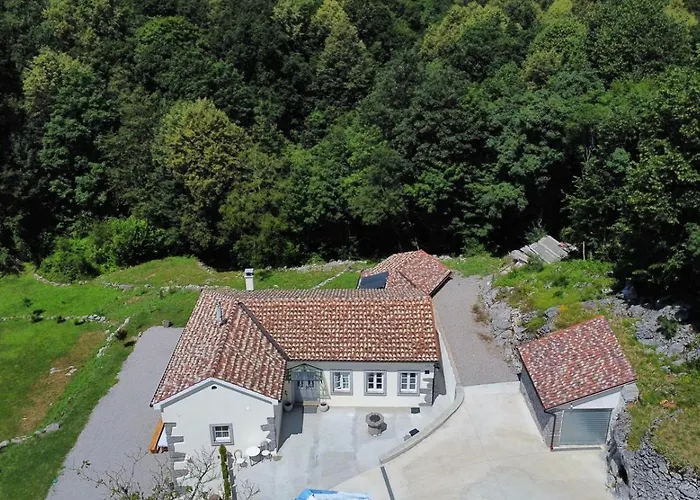 Stancija Kavali Stone House, Zvoneca-opatija 住宿加早餐酒店 奥帕提亚